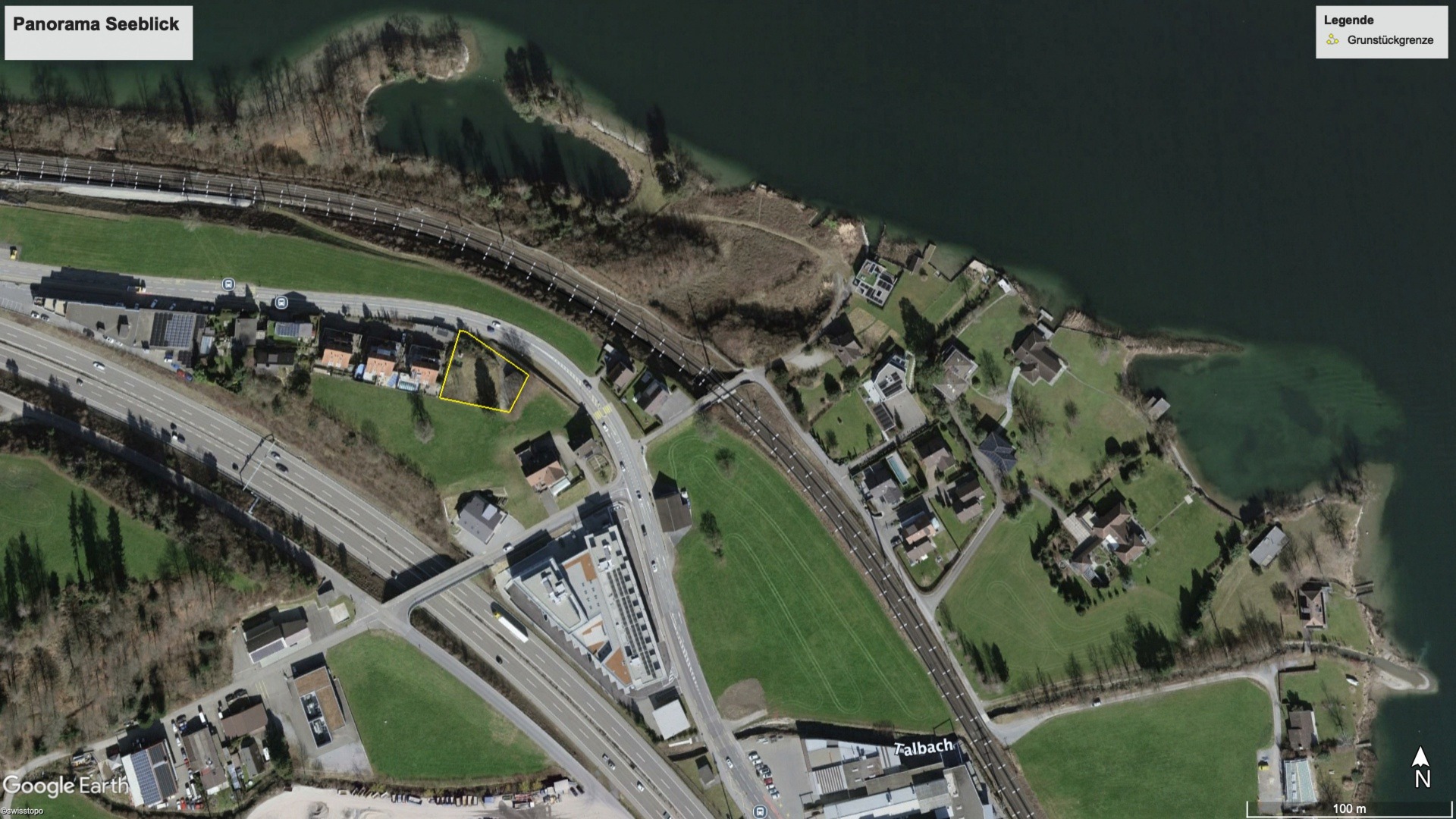 Schrägluftbild von Altendorf mit gelb markierter Grundstücksgrenze, umliegender Bebauung und Zürichsee